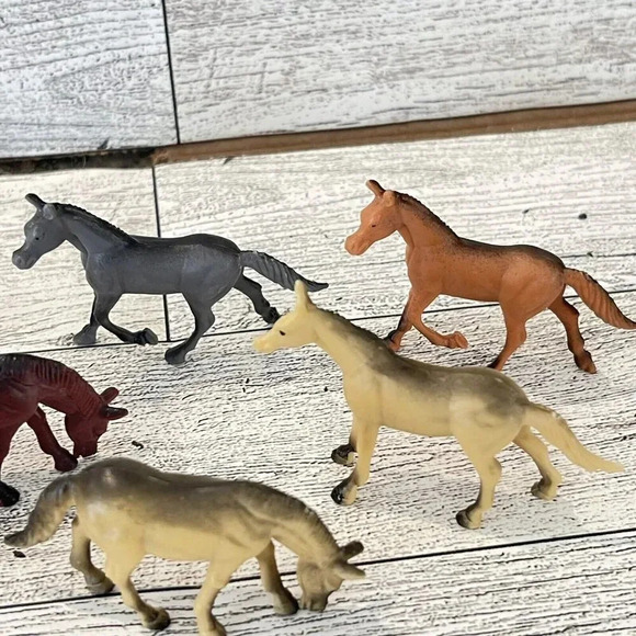 VTG Lot Of 8 Miniature Horse Figurines China Mixed Colors Poses Plastic Lot #2 - Picture 4 of 12